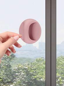 Dispozitiv versatil pentru ridicarea capacului de toaletă - adaugă stil și funcționalitate ușilor, ferestrelor, dulapurilor și frigiderului. Glisează ușor, nu mai lasă amprente pe ferestre, potrivit pentru ferestre, uși, sertare și alte piese de mobilier. Ajutor prin împingere și tragere, design pentru ferestre, ușa glisantă fără mâner, este și o decorațiune interioară excelentă pentru casa ta. Ușor de instalat, nu necesită lipici pentru acest produs. Atracție magnetică puternică. (Livrare aleatorie a stilurilor)