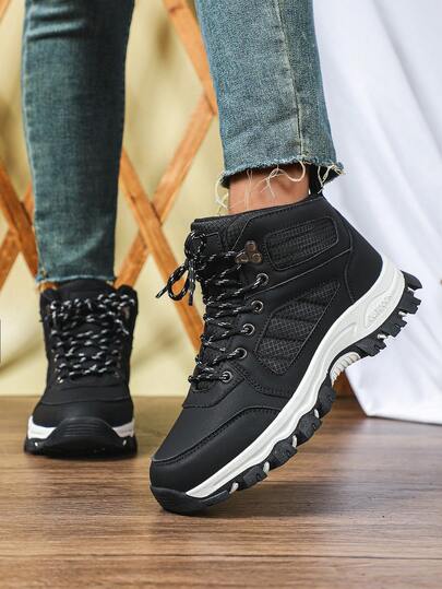 这款多功能黑色徒步靴适合秋冬季节，是派对、节日礼物、户外露营和徒步旅行的理想之选。这款系带中帮鞋款舒适贴合女性脚踝，提供良好支撑。