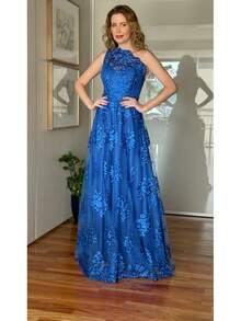 The Agata Royal Blue Embroidered Long Party Dress, With A One-Shoulder A-Line Silhouette And Boho Style, Is A True Icon Of Elegance And Sophistication. Perfect For Romantic Bridesmaids, Modern And Stylish Mothers Of The Groom And Mothers Of The Bride, Graduates, Or Guests Who Wish To Make A Stylish, Refined, And Luxurious Statement. - 寶藍色 - 查看 4