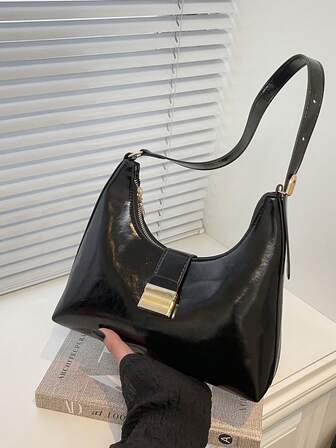 这款全新时尚的一体式西式单肩包是一款流行的纯色高端品质水桶包，也是一款纯色简约女士旅行包。