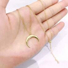 925纯银简约优雅月亮项链，精致小巧，适合日常通勤、约会、朋友聚会、宴会、派对、旅行等场合佩戴。