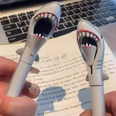 1pc Shark K-Pop Theme Retractable Black Ballpoint Pen - Funny, Arcane Office Supplies, Cartoon Cute Stationery Shark Shaped Ballpoint Pen, Student Smooth Writing Pen, Office Supplies Stationery, Abstract Prank Smooth Ballpoint Pen, Can Eat Chips Fun Stress Relief Signing Pen, Black Beauty