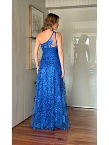 The Agata Royal Blue Embroidered Long Party Dress, With A One-Shoulder A-Line Silhouette And Boho Style, Is A True Icon Of Elegance And Sophistication. Perfect For Romantic Bridesmaids, Modern And Stylish Mothers Of The Groom And Mothers Of The Bride, Graduates, Or Guests Who Wish To Make A Stylish, Refined, And Luxurious Statement. - 寶藍色 - 查看 6