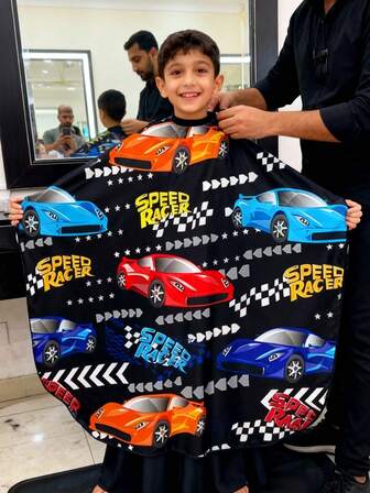1 pieza Bata de peluquería con diseño de autos de carreras de dibujos animados, cuello ajustable, tela de poliéster antiadherente, fácil de limpiar, ideal para la peluquería o el uso en el hogar