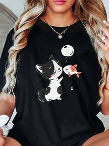 Camiseta de Mujer con Gráfico Juguetón de Gato y Pez Besándose - Cuello Redondo Deportivo Casual de Manga Corta con Estampado Vibrante, Confort para Todas las Estaciones, Tejido Elástico Medio, Lavable en Máquina, Diseño de Dibujos Animados | Camiseta Duradera y Cómoda - Negro - Ver 2