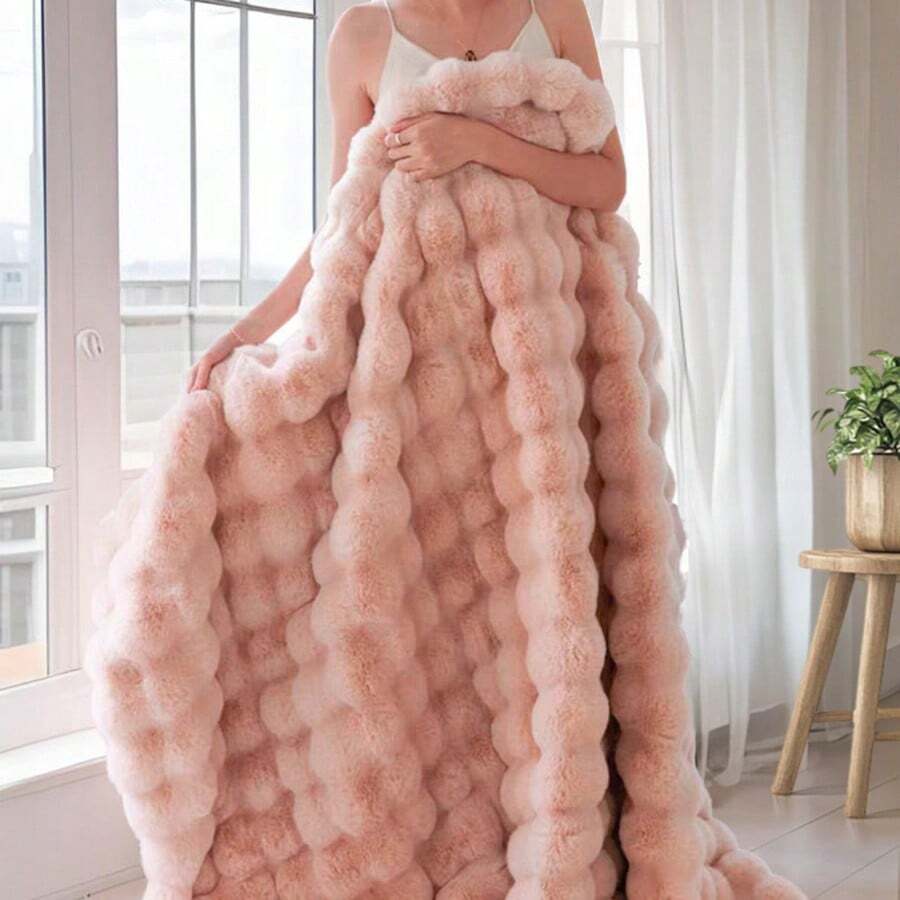 1条奢华仿貂绒毛毯，加厚双层柔软蓬松，触感如云朵般柔软，适用于家居、客厅、卧室、沙发等场所，也是提升家居生活品质的绝佳礼物。