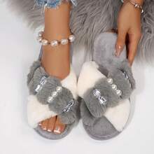 Pantufas femininas confortáveis de pelúcia para outono/inverno, com cores contrastantes, design cruzado e decoração com pérolas e strass. - Cinza claro - Ver 3