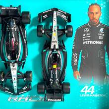 Burago Red Bull 2件/套 1/43比例限量版合金压铸一级方程式赛车模型套件，F1车队收藏，二级方程式赛车模型，带框套装，收藏级赛车模型，RB19、RB20、W14、W15、SF23、SF24、MCL60赛车模型，男士礼物 - W15 - 查看 4