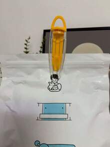 Cucharón de comida para mascotas multifuncional con diseño transparente, lo que le permite verificar la cantidad de comida y si se ha echado a perder. Cuenta con un diseño fácil de limpiar y enjuagar, y viene con una opción de colgar para un almacenamiento conveniente. El mango se puede convertir en un clip de sellado de uso regular.