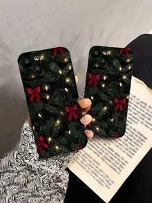 Funda TPU para teléfono con luces y lazos navideños. Compatible con teléfonos ,  17,  16 Pro Max,  15 Pro Max,  13 y  12. Ofrece protección contra golpes y caídas. Un regalo perfecto para familiares y amigos en estas fiestas. - Negro - Ver 4