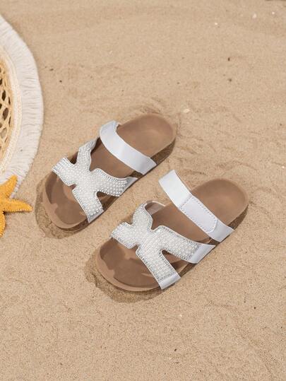 O pereche de șlapi pentru copii, albi strălucitori, cu baretă încrucișată, potriviți pentru vară, întâlniri cu prietenii și ieșiri la plajă, viața de vară, ținute casual și jocuri în aer liber.