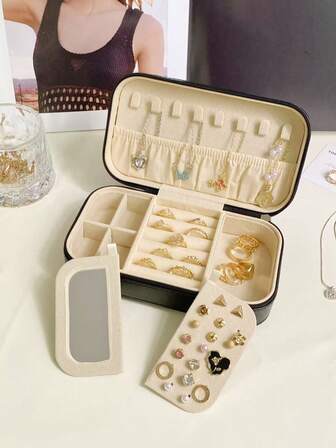 1个女士PU首饰收纳盒，保护首饰免受刮擦，分隔式隔层方便旅行时有序收纳首饰，方便取用戒指、耳环、项链、手镯和其他配饰，是送给女孩、女友、母亲的绝佳生日或圣诞礼物。