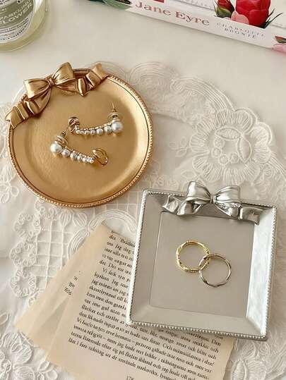 Eleganti vassoi per gioielli con fiocco (oro) - Organizza i tuoi gioielli, anelli e altro con stile. Perfetto per la vetrina del trucco, regalo per fashioniste. Conservazione dei gioielli, arredamento chic per la casa per uso quotidiano e occasioni speciali. Migliora il tuo gioco di gioielli ora!