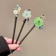 新款中国风复古花卉发簪，高端简约现代木质发饰，适用于汉服和旗袍，搭配珍珠、玻璃、流苏装饰，色彩丰富（绿色、白色、红色等），风格精致优雅，质地光滑细腻；花卉和流苏装饰采用合金电镀和3D浮雕工艺，既保留了传统韵味，又融入了现代美学，是女士头饰和发饰的理想之选。 - 多色A - 查看 4