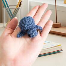 Figura de tortuga pequeña tejida a mano, peluche de hilo suave, decoración de escritorio. - Azul - Ver 4