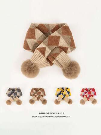 这款儿童针织围巾融合了秋冬图案，保暖防风。设计可爱，适合3至8岁的男孩女孩佩戴。它是一款实用百搭的围巾，适合各种场合。