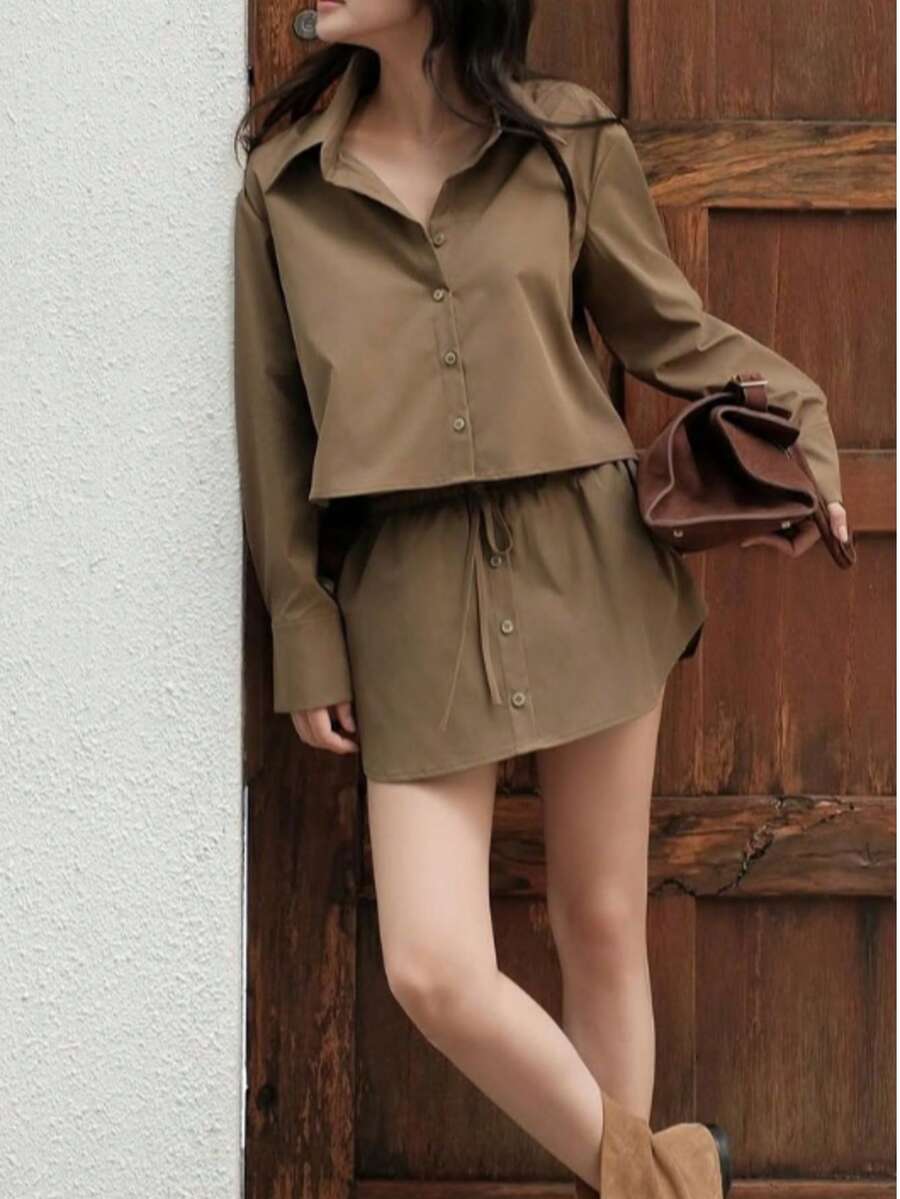 Bộ đồ nữ thường ngày 2 món, áo sơ mi cổ bẻ cài cúc phía trước kết hợp với chân váy ngắn có dây rút, màu trơn, không co giãn, thích hợp cho mùa xuân và mùa hè.