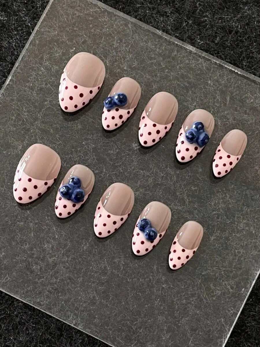 10 adesivos minimalistas e fofos para unhas curtas amendoadas, com estampa de coração rosa e marrom pintado à mão, em um estilo delicado e moderno. Design com bolinhas e mirtilos em 3D.