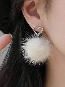 1对时尚简约镂空心形毛绒球耳环，冬季送给女性的礼物，圣诞节、新年、情人节、母亲节礼物