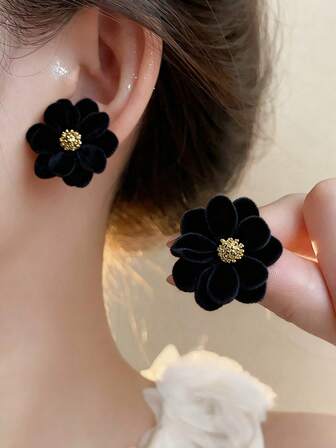 一对简约黑色植绒花朵树脂耳环，设计独特，时尚奢华，适合女性在婚礼、派对、圣诞节、情人节和日常佩戴。