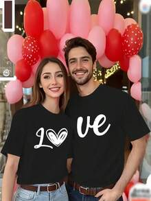 Camiseta Unisex para Parejas - Diseño de Corazón "Él la ama", Impresión de Amor, Regalo de San Valentín y Aniversario, Ajuste Casual Cómodo para Todas las Estaciones, Ropa Romántica, Camisetas Lindas para Parejas, Atuendo Diario, Diseño Juguetón, Impresión Duradera, Top de Manga Corta, Atuendos a Juego - Mujeres - Negro - Ver 2
