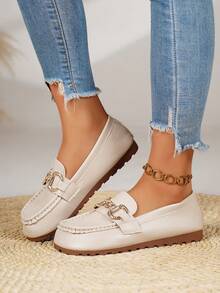 Mocasines planos cómodos y antideslizantes con decoración metálica de punta redonda y tacón bajo para mujer, color beige, estilo casual universitario para uso diario en otoño - Beis - Ver 3