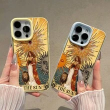 Funda para teléfono con estampado artístico del León Solar, compatible con teléfonos ,  17,  16 Pro Max,  15 Pro Max,  13 y  12. Fabricada en TPU, ofrece protección contra golpes y caídas. Una opción cautivadora para amantes de la astrología, artistas, familiares, amigos y quienes buscan un regalo único. Perfecta para celebraciones, cumpleaños e inspiración diaria. - Amarillo - Ver 3