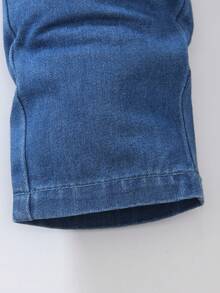 两件套男童时尚休闲牛仔套装，包括蓝色牛仔衬衫和直筒牛仔裤，适合春秋季穿着。