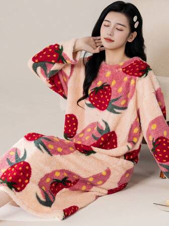 1 pieza Camisón de felpa suave y cálido, con estampado de fresa y letras - Adecuado para mujeres, parte superior de manga larga, ropa de estar en casa de poliéster suave, pijamas cómodos para clima frío, camisón adorable