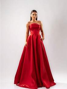 Glamour In Zibeline. A Party Dress With The Luxurious Shine And Texture Of The Fabric, Highlighting The Strapless Design With A Sweetheart Bust And The Sensuality Of The Maxi Side Slit. A Striking Choice. Simple, Elegant Party Dress. Ruched. Zipper. Backless. Formal And Evening Wedding Dress. - 紅色 - 查看 1