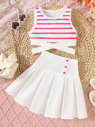少女两件套：粉色和白色条纹交叉吊带背心上衣 + 白色纽扣百褶裙，甜美俏皮，适合休闲场合和约会
