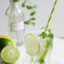 100支/包 绿白条纹一次性纸吸管 6*197mm | 适用于生日、婚礼及各种活动，是各种场合饮用的理想选择，也可用作学校用品，可溶于水的派对吸管