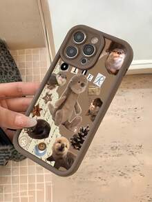 Funda de peluche adorable con forma de nutria que te hará sonreír y te llenará de alegría. Compatible con teléfonos ,  17,  16 Pro Max,  15 Pro Max,  13 y  12. Fabricada en TPU, ofrece protección contra golpes y caídas. Regalo perfecto para familiares, amigos, novios, Día de Muertos y Halloween. - Marrón - Ver 5