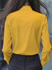 Camicia casual da donna di colore unito, camicia elegante con dettagli a volant e fiocco, manica lunga con contrasto di colore e design con bottoni sul davanti, adatta per l'ufficio e il tempo libero, con volant e fiocco nero sul petto, adatta per tutte le stagioni - Zenzero - Visualizzare 2