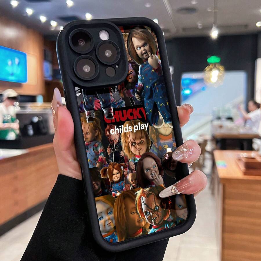 Funda para móvil de , el muñeco diabólico, con diseños del icónico personaje. Compatible con teléfonos ,  17,  16 Pro Max,  15 Pro Max,  13 y  12. Fabricada en TPU, ofrece protección contra golpes y caídas. Un regalo ideal para fans del cine de terror, ocasiones especiales y Halloween. - Negro - Ver 1