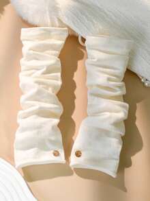 一双女士多功能绒毛长袖手套，外观时尚，可叠穿，提升整体气质，半袖设计，保护手臂。纯色，多功能针织长袖绒毛手套，适合秋冬季节，为手臂提供温暖，半袖设计，覆盖手臂。