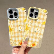 Funda para teléfono Daisy Delight con estampado floral amarillo, compatible con teléfonos ,  17,  16 Pro Max,  15 Pro Max,  13 y  12. Fabricada en TPU, ofrece protección contra golpes y caídas. Ideal para lucir un estilo primaveral, reuniones familiares, regalos para amigos o simplemente para darte un capricho y darle un toque fresco a tu look. - Amarillo - Ver 1