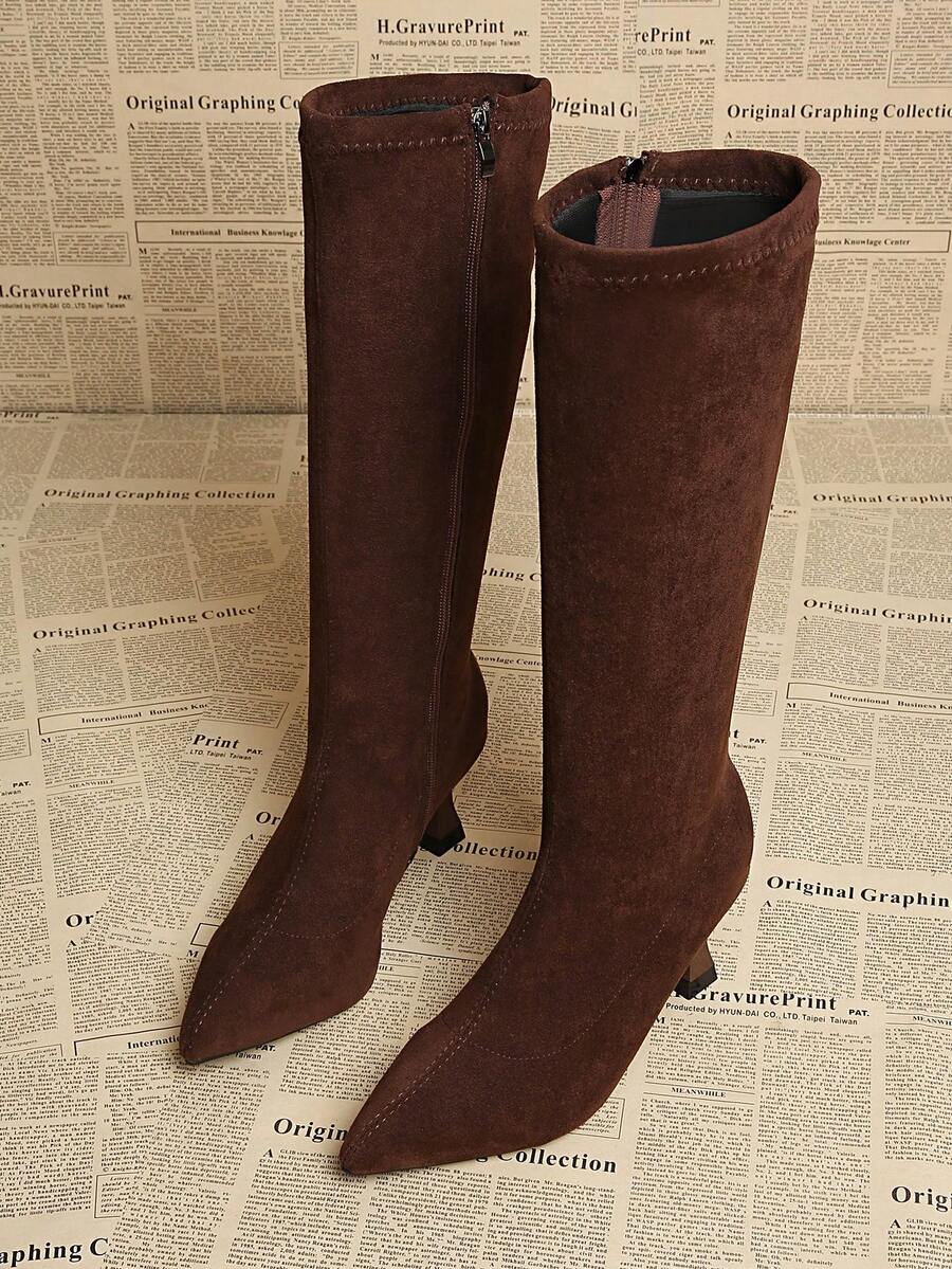 Botas de montar para mujer de ante marrón con ajuste slim, puntera puntiaguda, tacón de stiletto y cremallera lateral hasta la rodilla, adecuadas para negocios, fiestas, bodas y discotecas - Marrón - Ver 1