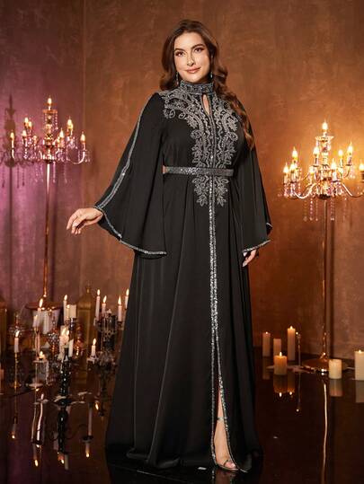  UNITHORSE Plus Size Damklänning med ståkrage, volangärm och lyxig utsmyckad satinmaxiklänning med hög slits, perfekt för formella tillfällen, galamiddagar, bröllop, prisutdelningar etc.