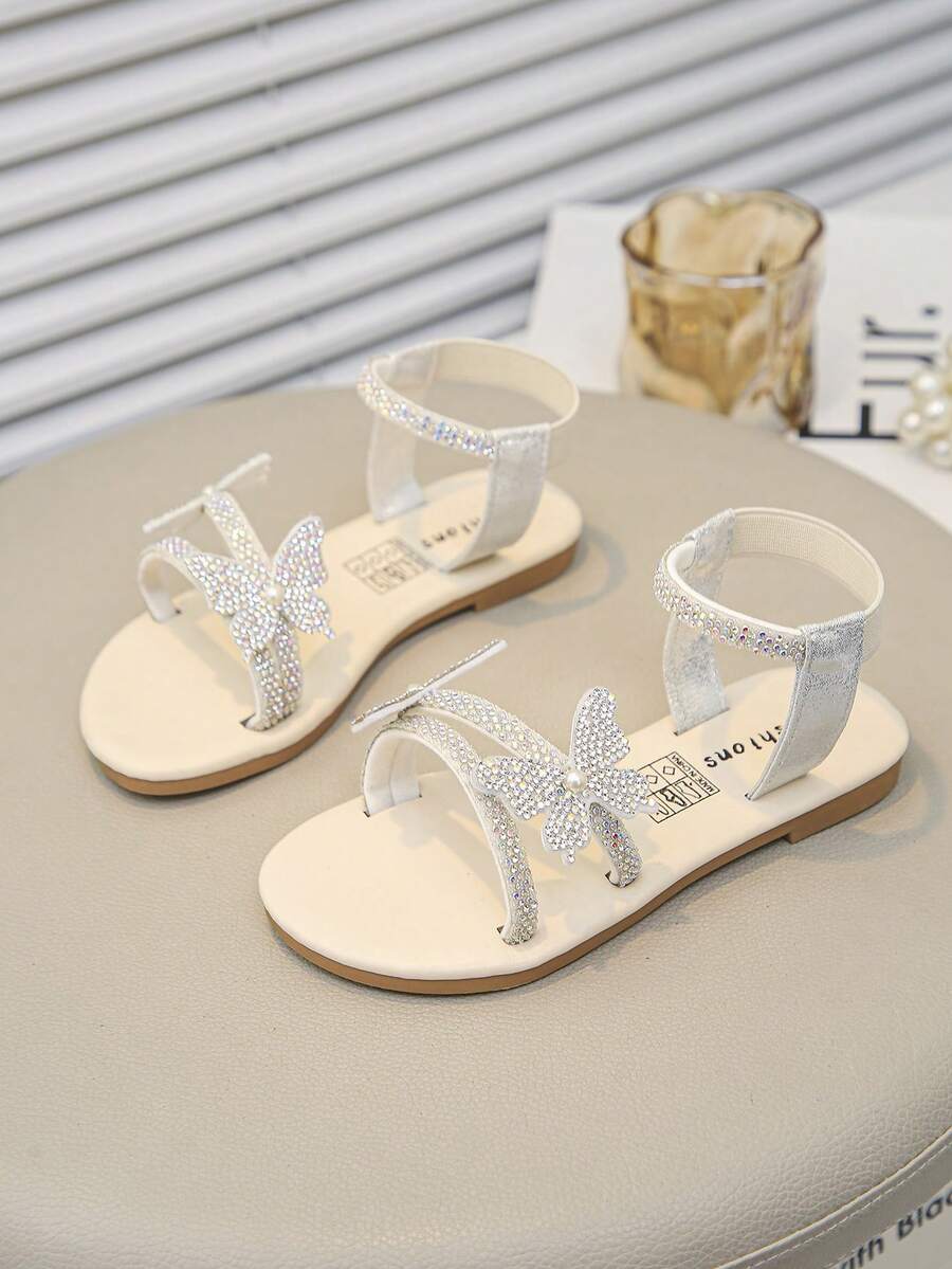 1双闪亮蝴蝶铆钉女童夏季平底凉鞋，仙女风格，夏季完美之选