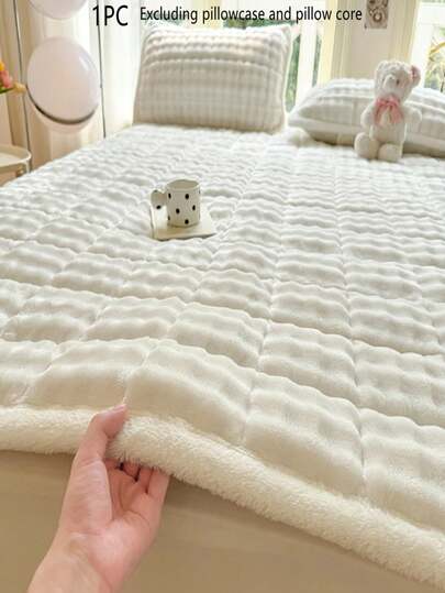 1pc Solid Color Quilted Mattress Pad, Soft Taffeta Velvet Mattress Protector Cover, Minimalist Faux Fur Anti-Slip Mattress Pad With 4 Corner Elastic Straps, Suitable For Home, Dorm, Hotel, Hospital, Nursing Home, Camping, Twin, Full, Queen, King And Spring Mattress, Foldable For Storage, Easy Maintenance, All-Season Use