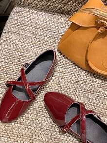 1 Pair Girl's Low Vamp Breathable Flat Shoes With Cross Strap Buckle, Versatile Retro British Style Small Leather Shoes, Spring/Summer