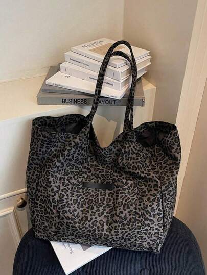Bolso de lona con estampado de leopardo, elegante y espacioso, diseñado específicamente para mujeres. Esta bolsa ligera es lo suficientemente grande como para ser perfecta para la escuela, el campus, la biblioteca, las compras, los viajes, las actividades al aire los picnics. Incluye una bolsa de tote grande, una bolsa de bandolera (o de hombro) y una mochila.