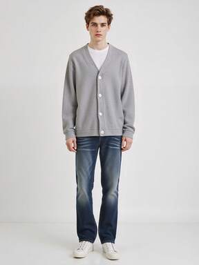 青少年V领百搭时尚灰色软扣长袖外套，适合青少年男孩，春秋季穿着。