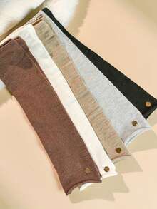 一双女士多功能绒毛长袖手套，外观时尚，可叠穿，提升整体气质，半袖设计，保护手臂。纯色，多功能针织长袖绒毛手套，适合秋冬季节，为手臂提供温暖，半袖设计，覆盖手臂。