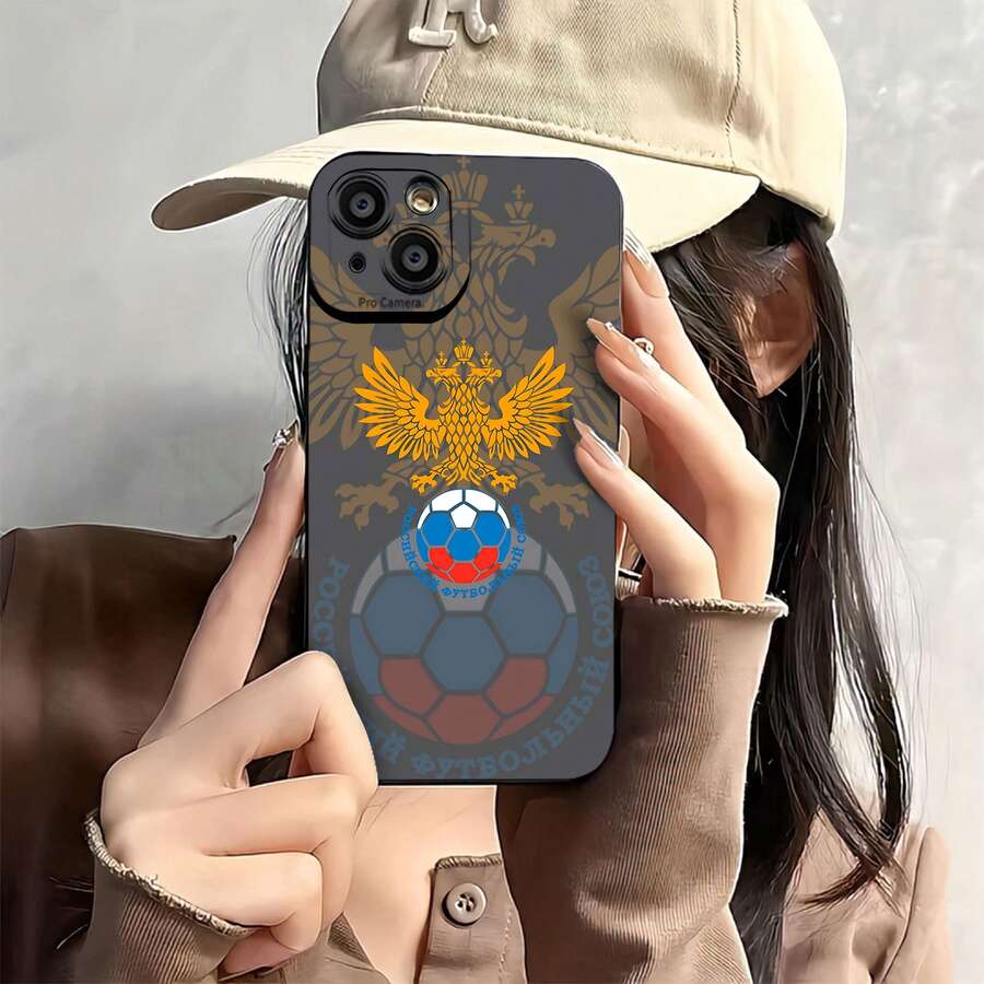 Funda para móvil con el escudo de la selección rusa de fútbol y un diseño de balón. Compatible con teléfonos ,  17,  16 Pro Max,  15 Pro Max,  13 y  12. Fabricada en TPU para una protección eficaz contra golpes y caídas. Ideal para aficionados al fútbol, amigos, familiares o para celebrar la pasión por este deporte. - Negro - Ver 1