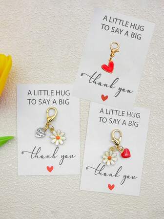1/2 Pcs Creative "A LITTLE HUG TO SAY A BIG Thank You" English Gratitude Card Blessing Card, White Flower Daisy, Red Heart, Silver Heart Alloy Keychain Cardboard Pendant Package Accessories, Independently Packaged Thanksgiving/Christmas/Birthday/Valentine's Day/Teacher's Day Gifts.
