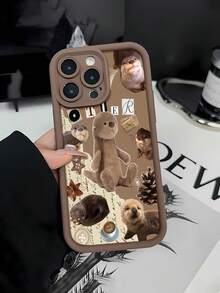 Funda de peluche adorable con forma de nutria que te hará sonreír y te llenará de alegría. Compatible con teléfonos ,  17,  16 Pro Max,  15 Pro Max,  13 y  12. Fabricada en TPU, ofrece protección contra golpes y caídas. Regalo perfecto para familiares, amigos, novios, Día de Muertos y Halloween. - Marrón - Ver 1