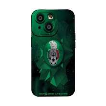 Funda para teléfono con el emblema de la Selección Mexicana de Fútbol, compatible con teléfonos ,  17,  16 Pro Max,  15 Pro Max,  13 y  12. Fabricada en TPU, ofrece protección contra golpes y caídas. Ideal para aficionados al fútbol, entusiastas del deporte, regalos para el día del partido y celebraciones patrióticas. - Negro - Ver 8