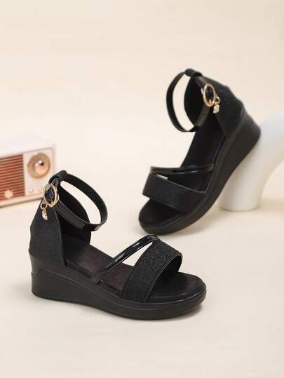 1 par svarta glittriga kilklacksandaler för tonårsflickor, mjukt och lyxigt PU-material, metallspänne med rem, rund tå med öppen tå, bekväm tjock platå, moderiktig prinsessstil, lämplig för vardag, fest, semester, vår/sommar